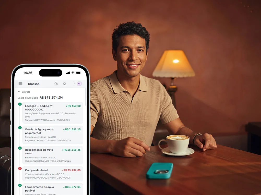 Dono da locadora no balcão conferindo o celular