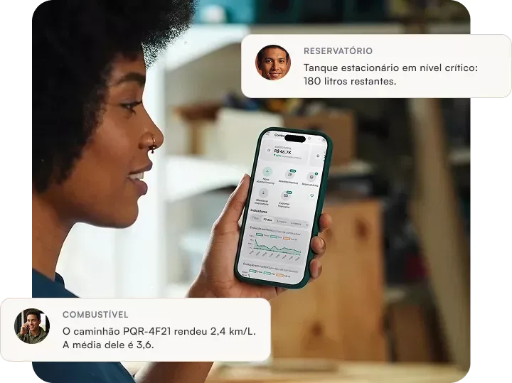 Opéradora consultando o abastecimento pelo celular