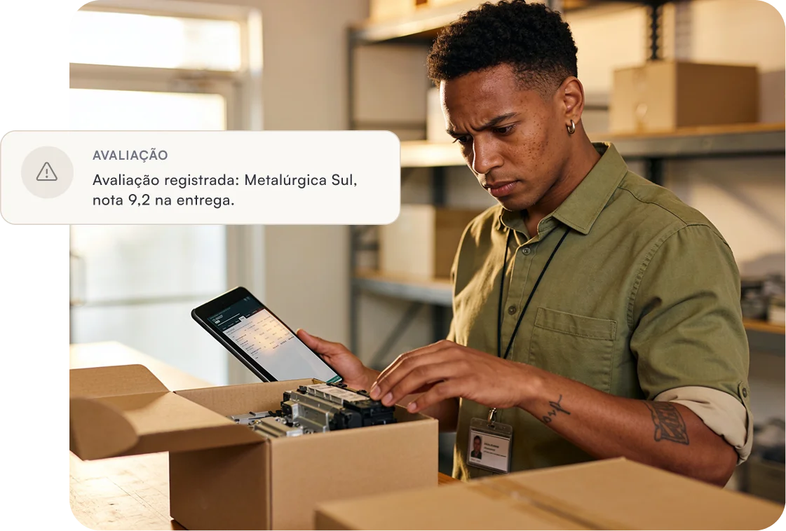 Dono da locadora no balcão conferindo o celular
