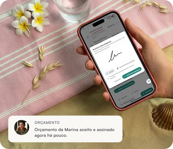 Cliente assinando o orçamento no celular
